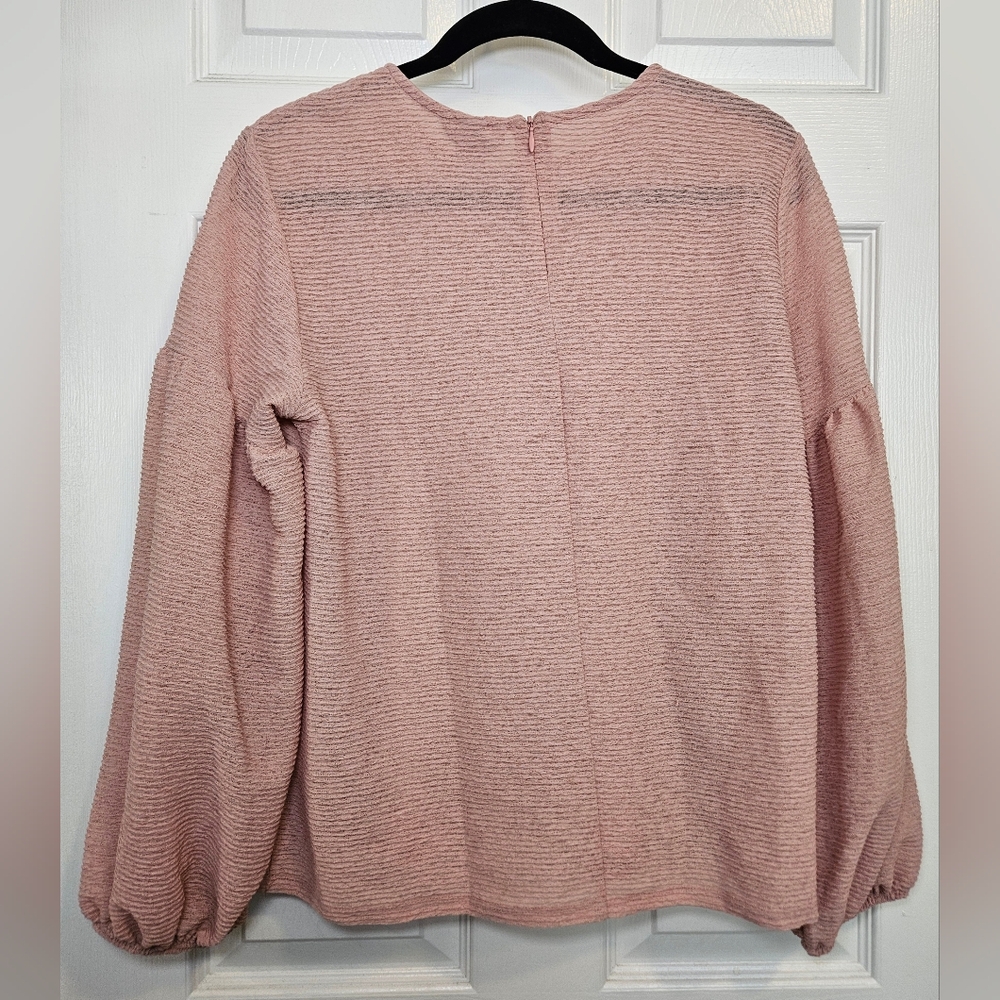 H&M Pink Puff Sleeve, Blouse, Relaxed Fit with textured fabric. Size M - Picture 3 of 8